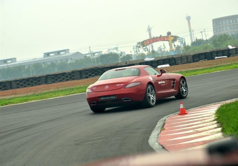 2010�� SLS AMG