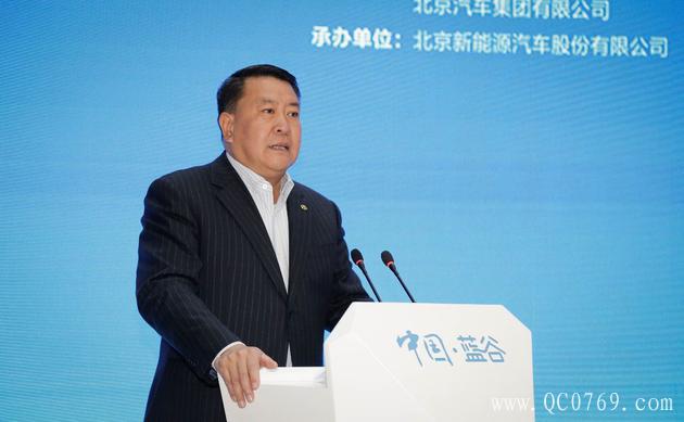 客观地讲,现实的汽车制造,已经呈现出多元化发展的新格局。企业在这个时候,不断的推新技术,自然无可厚非!但需要指出的是,新技术存在着许多看得见、摸不着的问题,更何况,许多创新技术的可填充空间巨大,这对于老实厚道的自主汽车,往往并非是容易适应的。所以,无论是吉利提出的飞行汽车、还是北汽、长安等准备禁售燃油车,出发点固然都是非常好的,但是不是与企业的实际、与中国汽车制造的整体发展相契合,这就另当别论了!在这种情况下,企业更应该,从眼前的产品入手,从技术的创新与具有中国特色的结合入手,这才是真正能够赢得消费者的关键!否者,让消费者感觉到企业玩的是好高骛远以及重形式、轻内容的话,就很可能会远离企业与品牌,到那时,就是造出怎样的新技术,又有什么用呢。。。。。。?!(凌然)