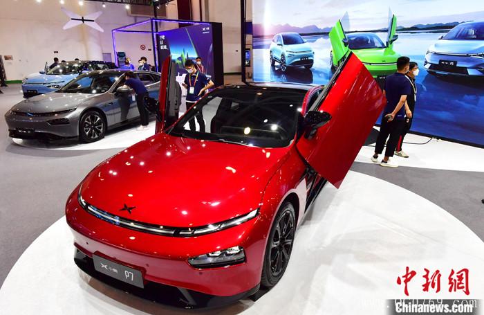 图为福建厦门市民在了解销售的新能源汽车。(资料图片) <a target='_blank' href='/'>中新社</a>记者 张斌 摄 图为福建厦门市民在了解销售的新能源汽车。(资料图片) <a target='_blank' href='/'>中新社</a>记者 张斌 摄